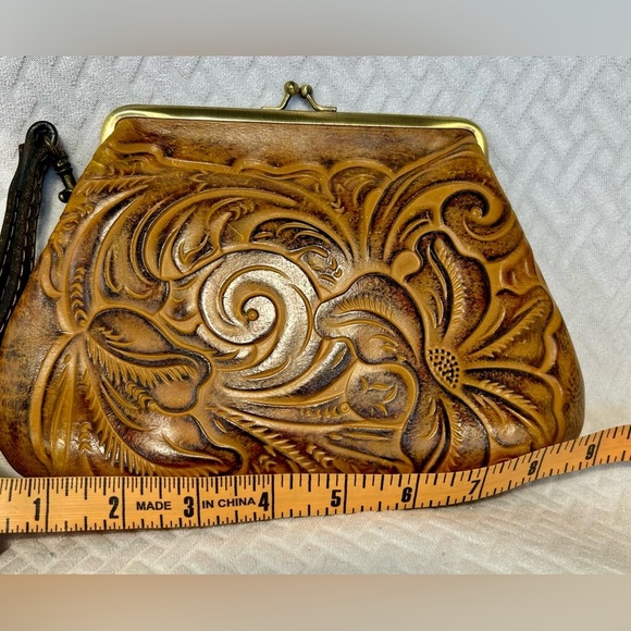 PATRICIA NASH Tooled Leather Kiss-Lock Wristlet Bag. 100% leather - Picture 9 of 10